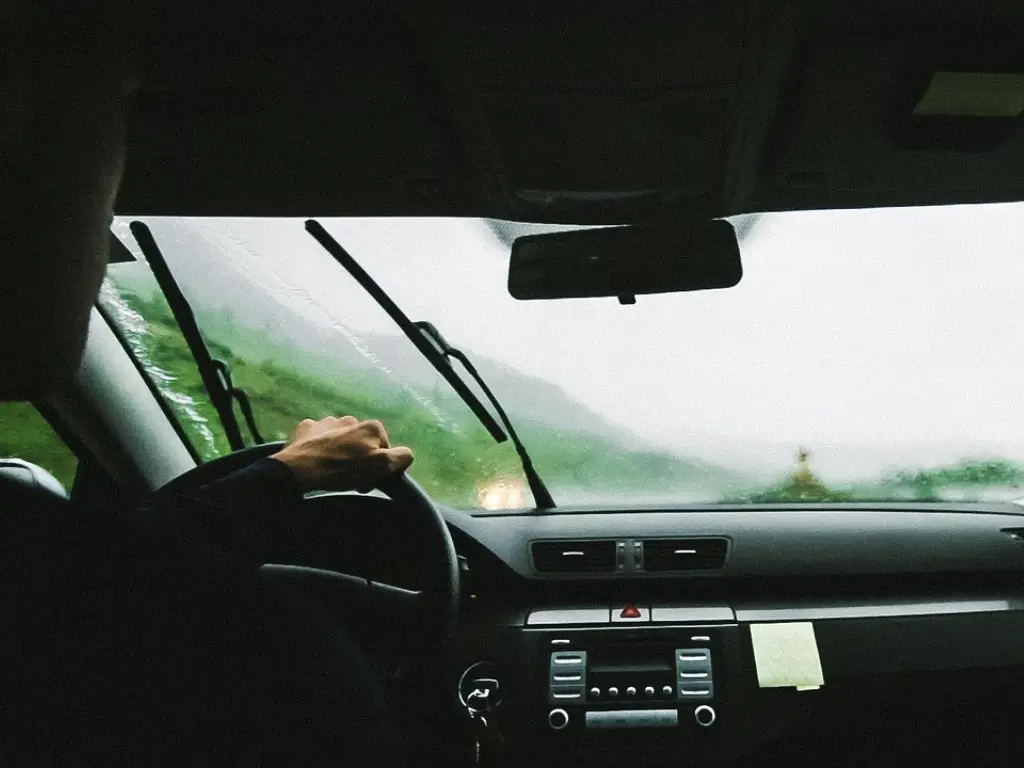 Are OEM Wiper Blades Better or Just More Expensive? Performance vs. Maliyet