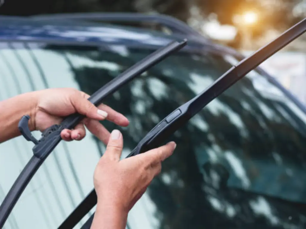 Are OEM Wiper Blades Better or Just More Expensive? Performance vs. Maliyet