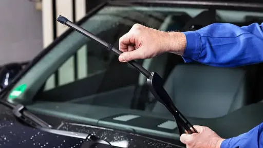 Checking the windscreen wiper blade (1)